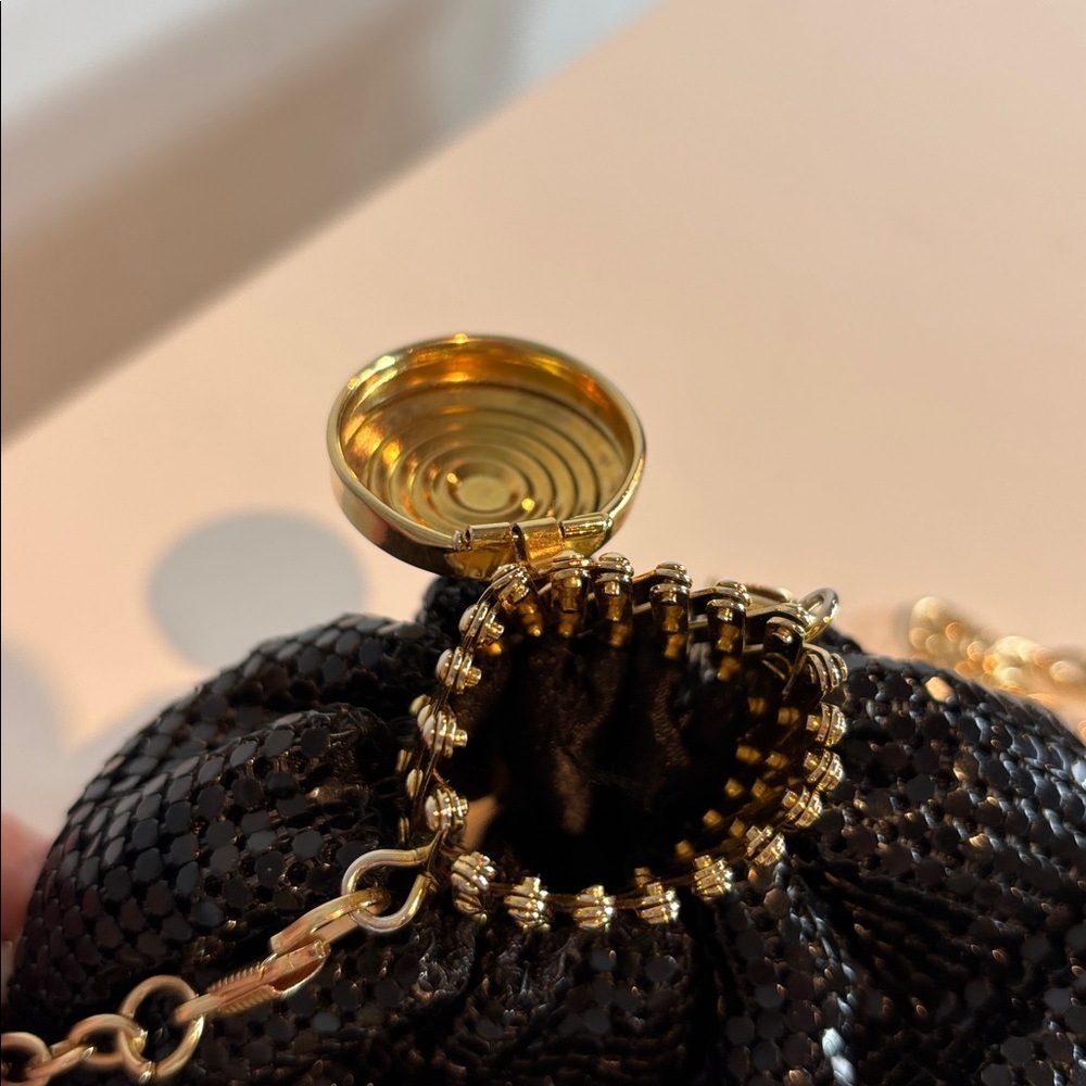 Black chainmail Metal Mesh Purse with goldtone Accordion Closure bow detail - Picture 6 of 11
